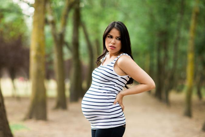 Mujer embarazada preocupada