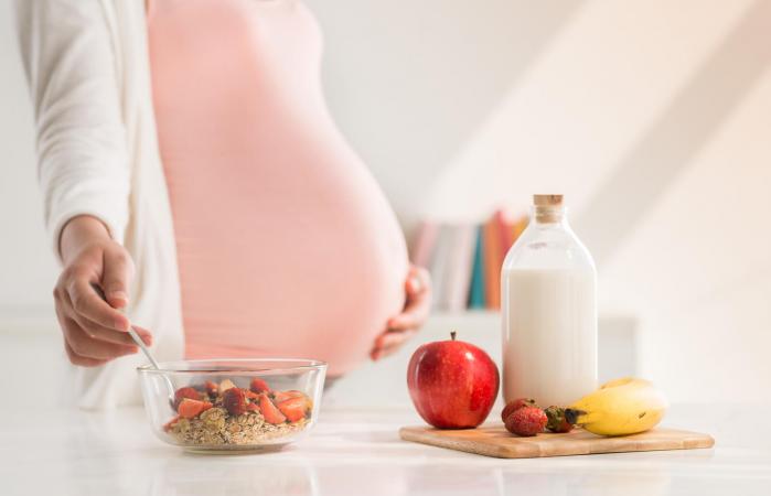 Mujer embarazada desayunando
