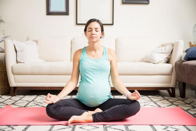 Mujer en meditación relajante