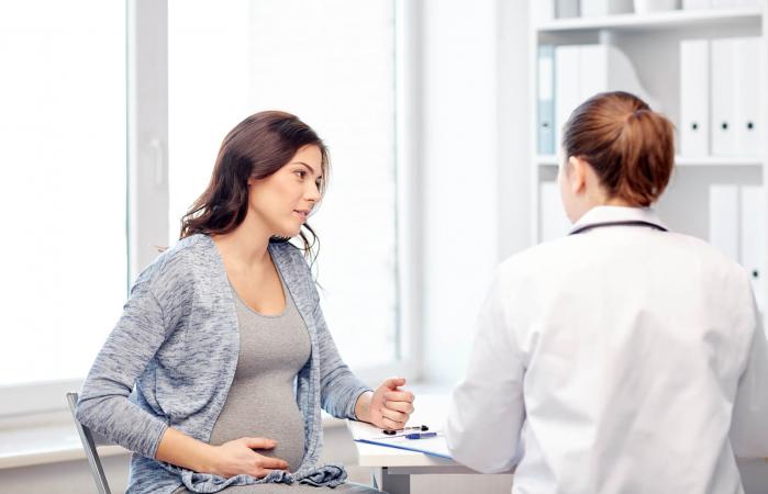 Mujer embarazada hablando con su ginecólogo