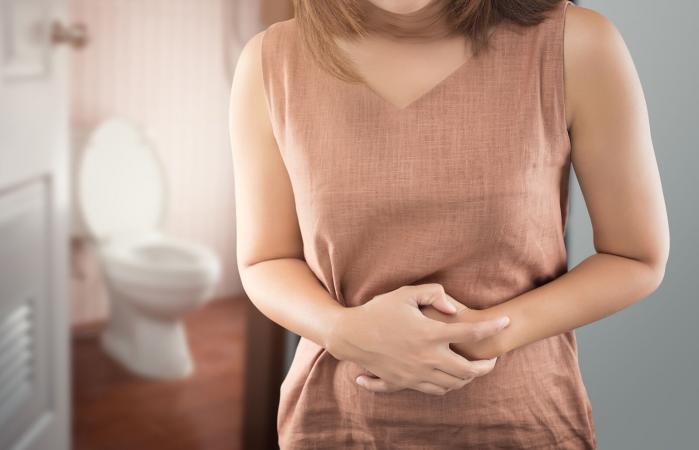 Mujer en el primer trimestre de embarazo con cólicos