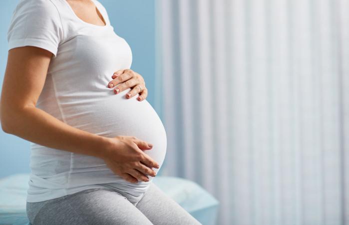 Mujer embarazada sintiendo comezón vaginal externa