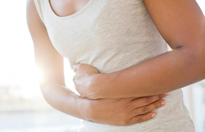 Mujer con dolor en el vientre