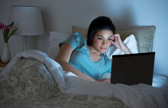 Mujer usando la computadora portátil