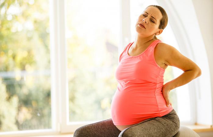 Mujer embarazada con entumecimiento y hormigueo