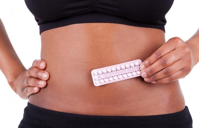 Mujer con pastillas anticonceptivas