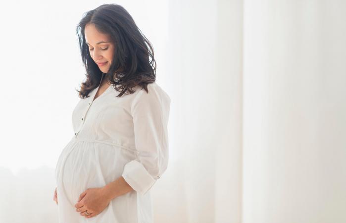 Mujer embaraza observa su vientre