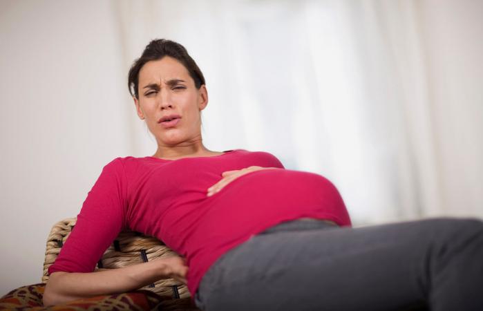 Mujer embarazada con dolor en el pecho