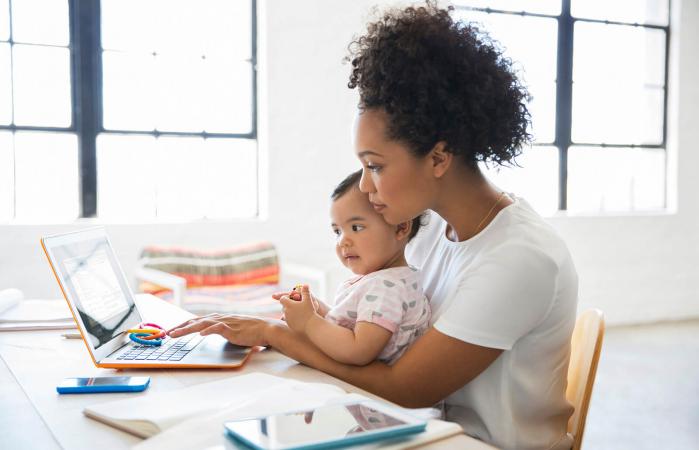 Madre trabajando desde casa con bebé
