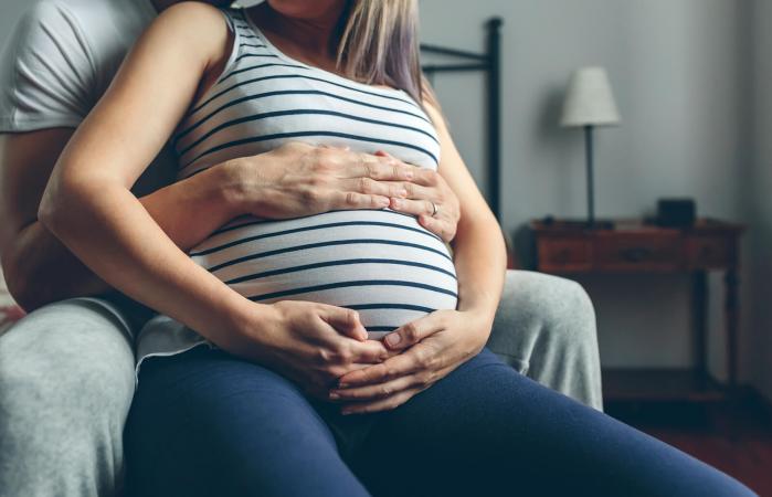 Mujer embarazada con su pareja
