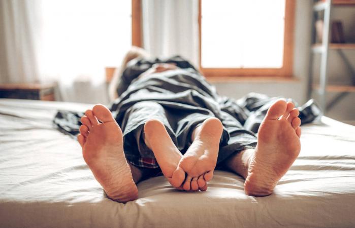 Pareja en la cama
