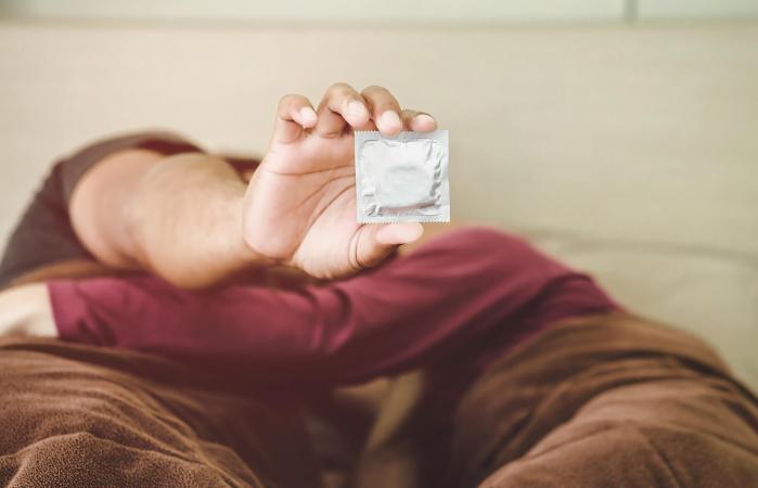 Paquete de condones mientras se acuesta con su novia