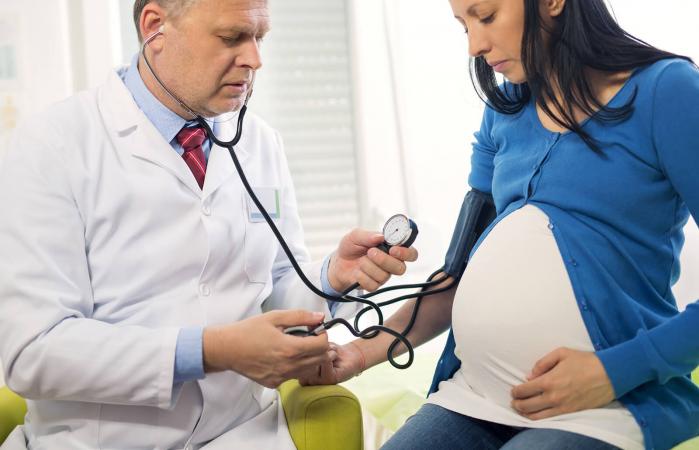 Una mujer embarazada en el consultorio del médico