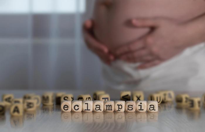 Palabra ECLAMPSIA compuesta de letras de madera