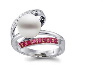 https://cf.ltkcdn.net/engagementrings/images/slide/186421-587x399-pearl-bypass-band-with-rubies.jpg