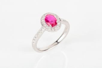 https://cf.ltkcdn.net/engagementrings/images/slide/232752-850x566-hot-pink-halo-ring.jpg