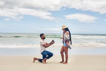 man proposing to his girlfriend at the beach