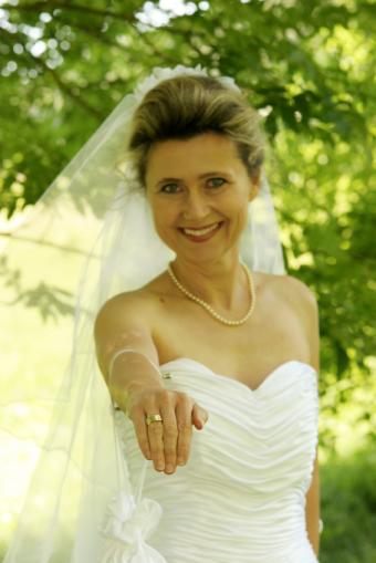 https://cf.ltkcdn.net/engagementrings/images/slide/39551-566x848-DERmade.jpg