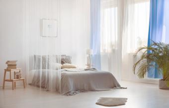 Habitación con dosel blanco sobre cama