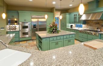 Cocina con gabinetes de color verde