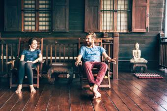 Pareja en su casa con una estatua de Buda