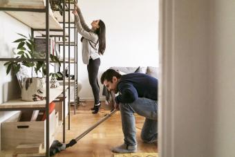 Pareja limpiando la casa