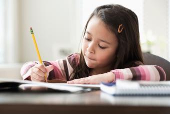 Niña de escuela primaria estudiando