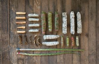palitos de mancha y patio santo sobre piso de madera