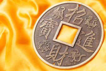Moneda china en fondo amarillo