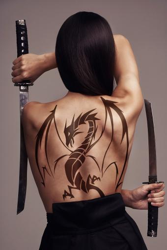 tatuaje de dragon en mujer