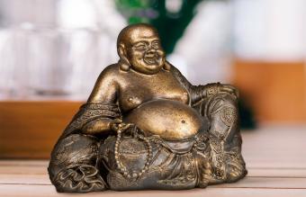 Buda sonriente sobre la mesa