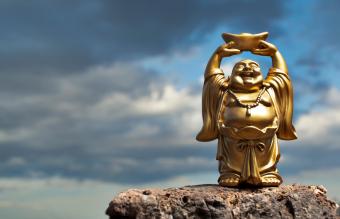 Buda feliz de pie