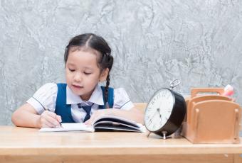 estudiante haciendo la tarea