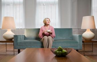 Mujer en la sala de estar