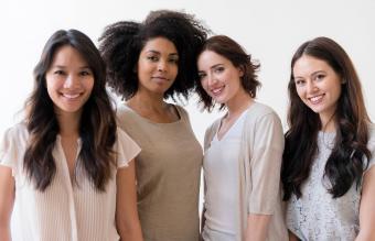 Mujeres sonrientes