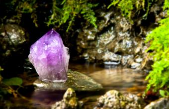 Cristal de amatista sobre una roca en el agua