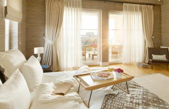Cómoda habitación con grandes ventanales