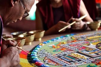 Monjes budistas haciendo mandalas de arena
