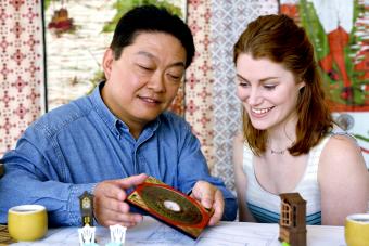 Experto en feng shui con una clienta