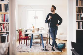 Hombre limpiando su hogar