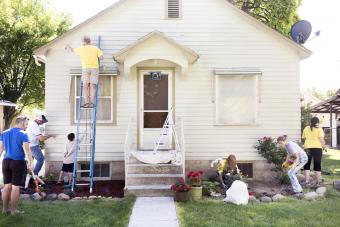 Familia pintando la casa