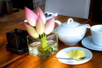 Flores de loto en una mesa