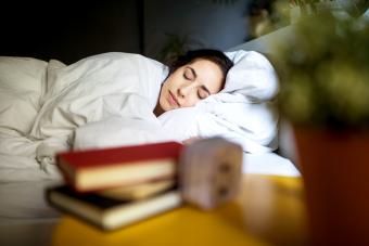Mujer durmiendo en su cama