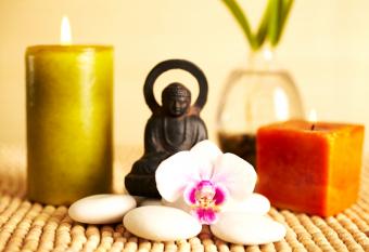 Velas y estatueta de buda