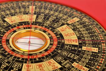 Brújula Feng Shui en fondo rojo
