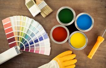 Latas de pintura y tabla de colores