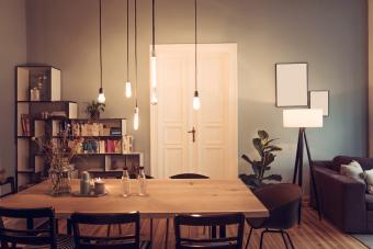 Salón con luces colgadas de baja altura