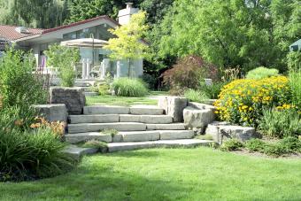 Casa con jardín trasero en bajada