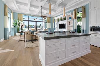 Cocina bege con mesa auxiliar