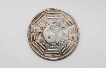 tai-chi y ba-gua sobre moneda